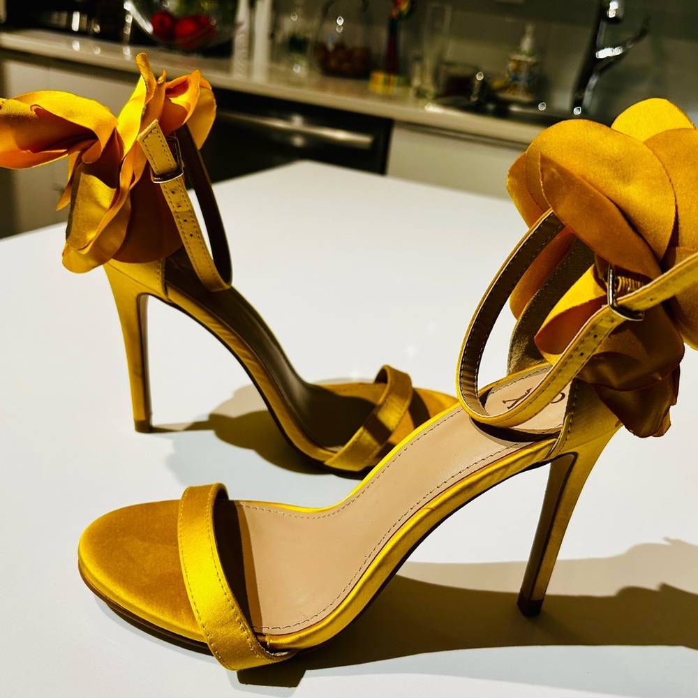 New York & Company Yellow Heels with Floral Detail.Size 7M.